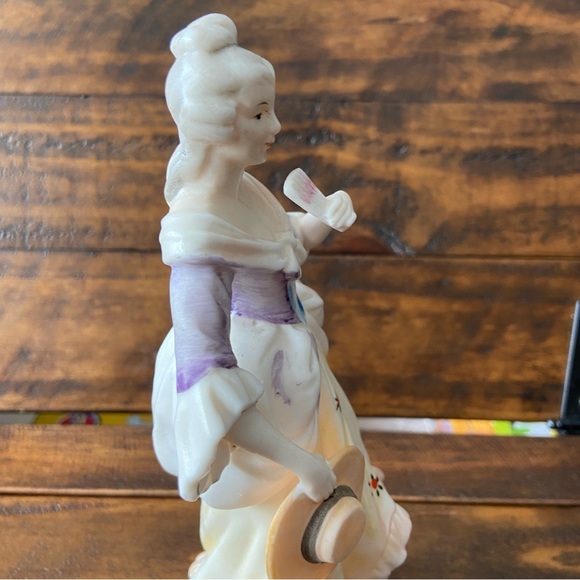 8” Vintage Porcelain Figurine of a Lady with a Fan Figurine - Picture 12 of 13